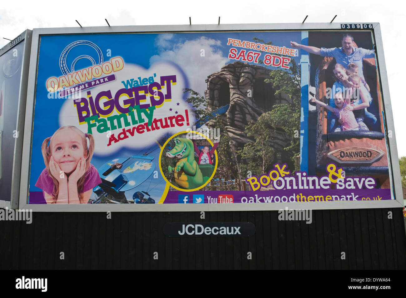 Le parc à thème Oakwood, le panneau publicitaire sur le site en bordure de JCDecaux à Newport South Wales UK Banque D'Images