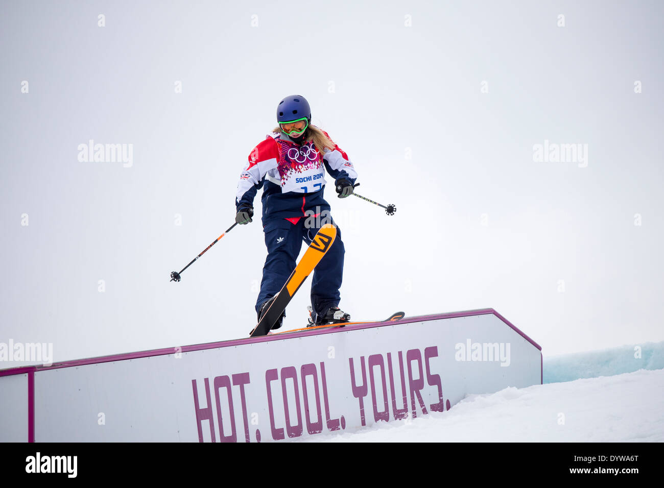 Katie Summerhayes (GBR) qui se font concurrence sur le slopestyle Ski Dames aux Jeux Olympiques d'hiver de Sotchi en 2014, Banque D'Images