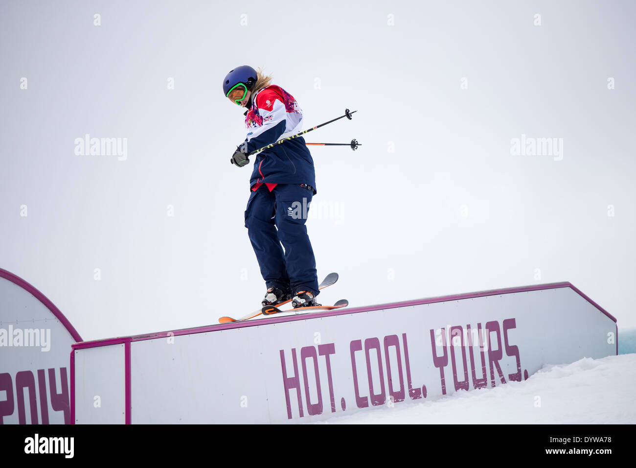 Katie Summerhayes (GBR) qui se font concurrence sur le slopestyle Ski Dames aux Jeux Olympiques d'hiver de Sotchi en 2014, Banque D'Images