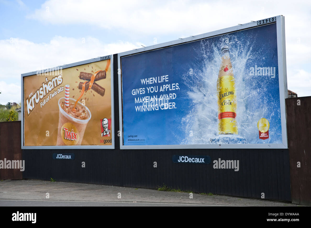 KFC Krushems avec Twix & Cidre Carling les panneaux publicitaires JCDecaux sur route site dans Newport South Wales UK Banque D'Images