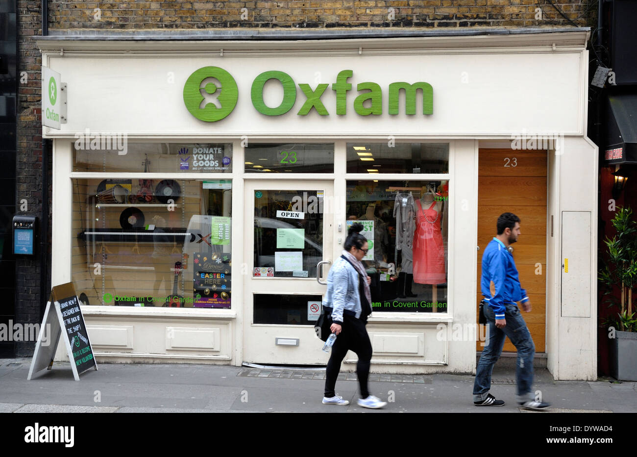 Londres, Angleterre, Royaume-Uni. Magasin de charité Oxfam dans la région de Drury Lane Banque D'Images