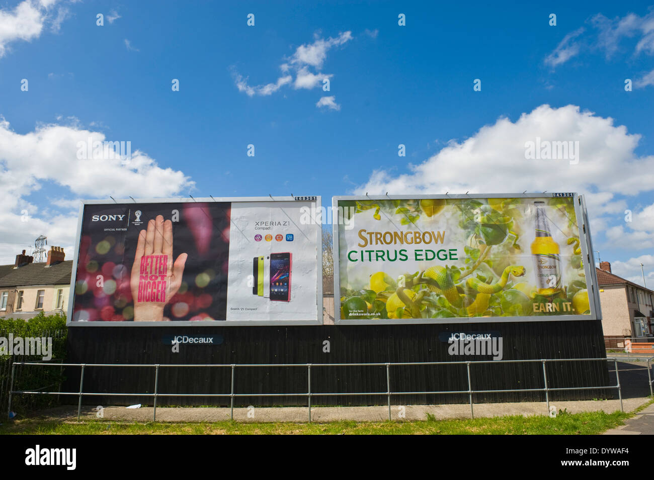 Sony Xperia Z1 smart phone & Bulmer's d'agrumes au cidre Strongbow bord affichage publicitaire sur site en bordure de JCDecaux à Newport South Wales UK Banque D'Images