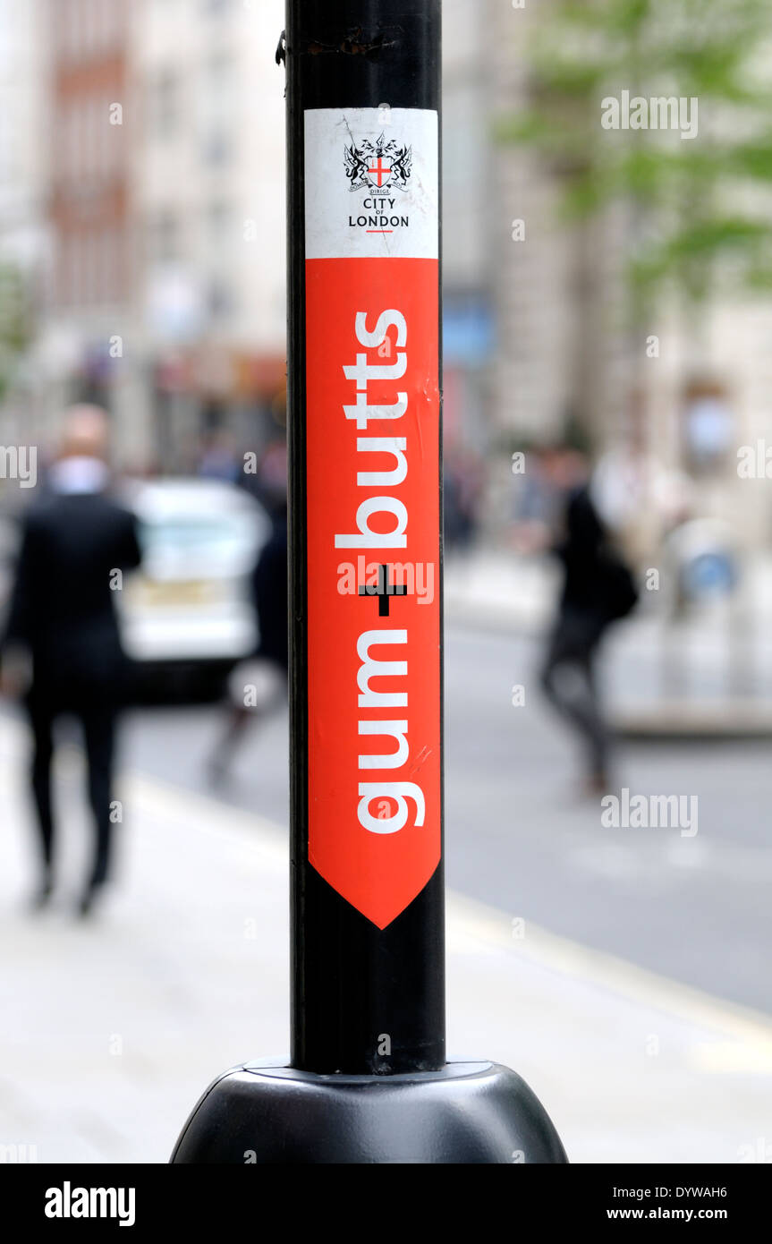 Londres, Angleterre, Royaume-Uni. La gomme et Butts référentiel dans Holborn. Lieu de dépôt utilisé le chewing-gum et mégots de cigarettes Banque D'Images