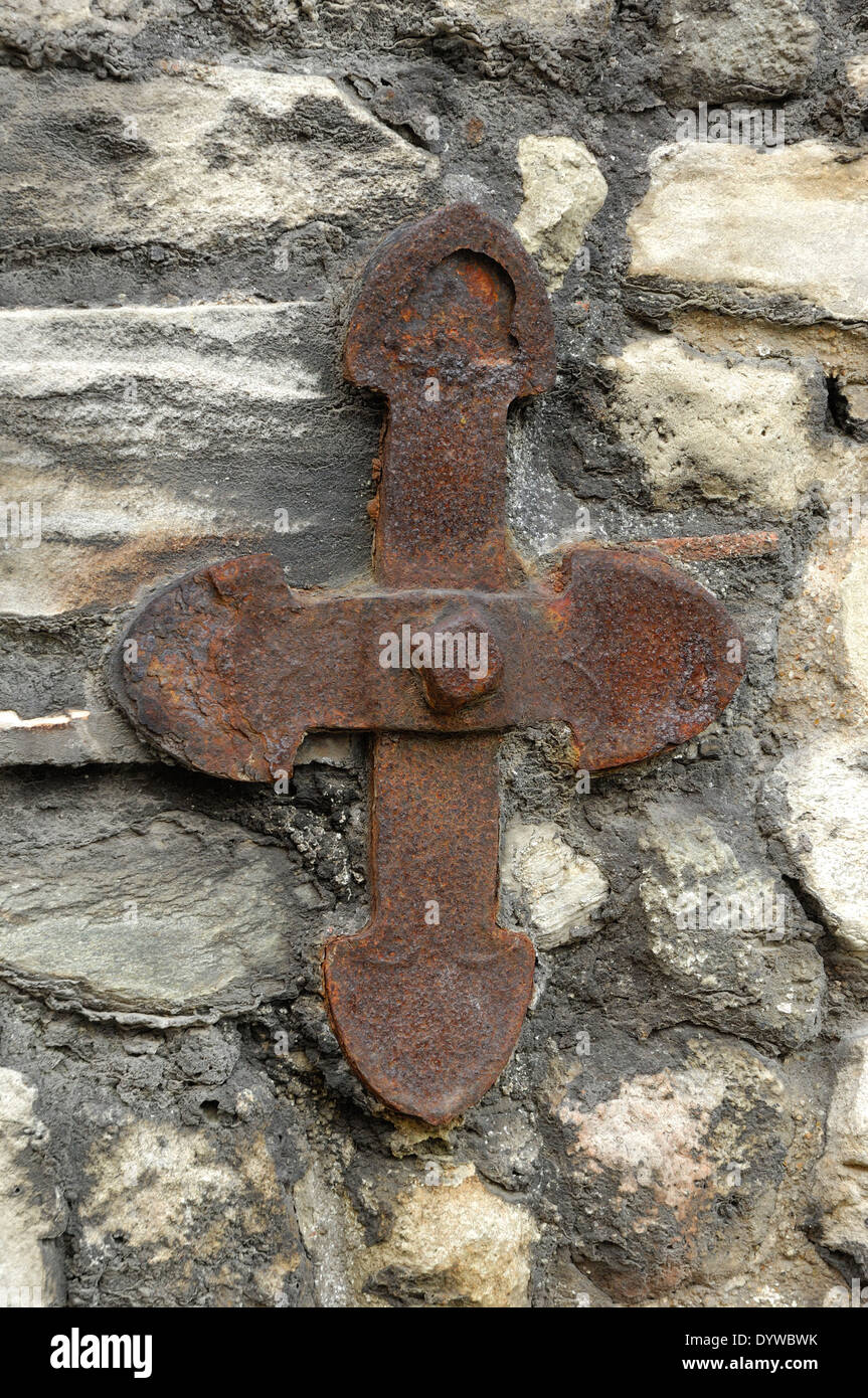 Cité médiévale croix de fer du mur de pierre Banque D'Images