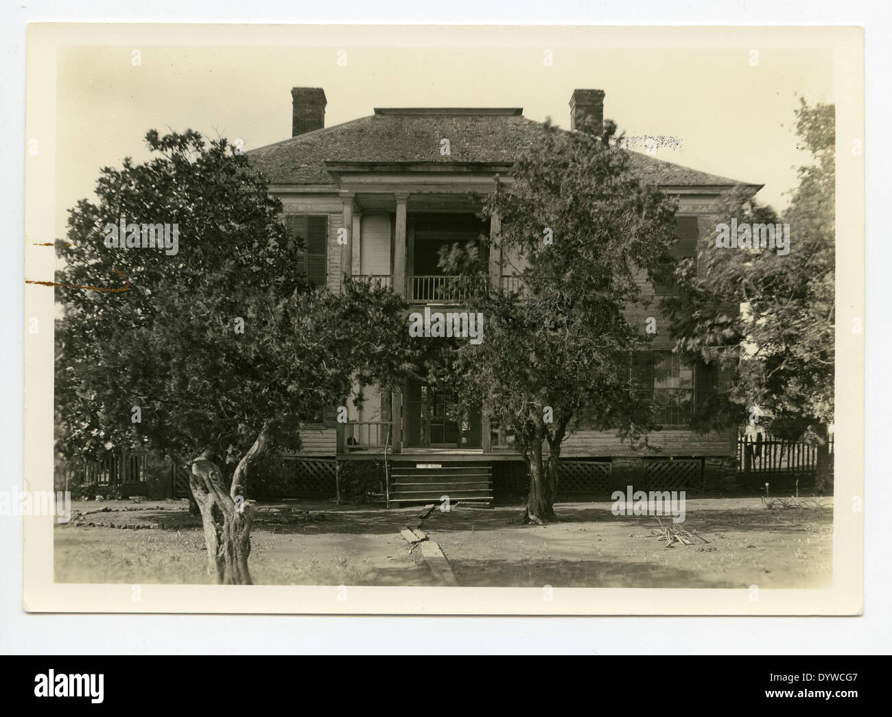 Le travail de Fannie Ratchford, datant de 1970, reflète le style moderne du milieu du siècle, mêlant des éléments abstraits à un design complexe, typique de son approche distinctive du contemporain Banque D'Images