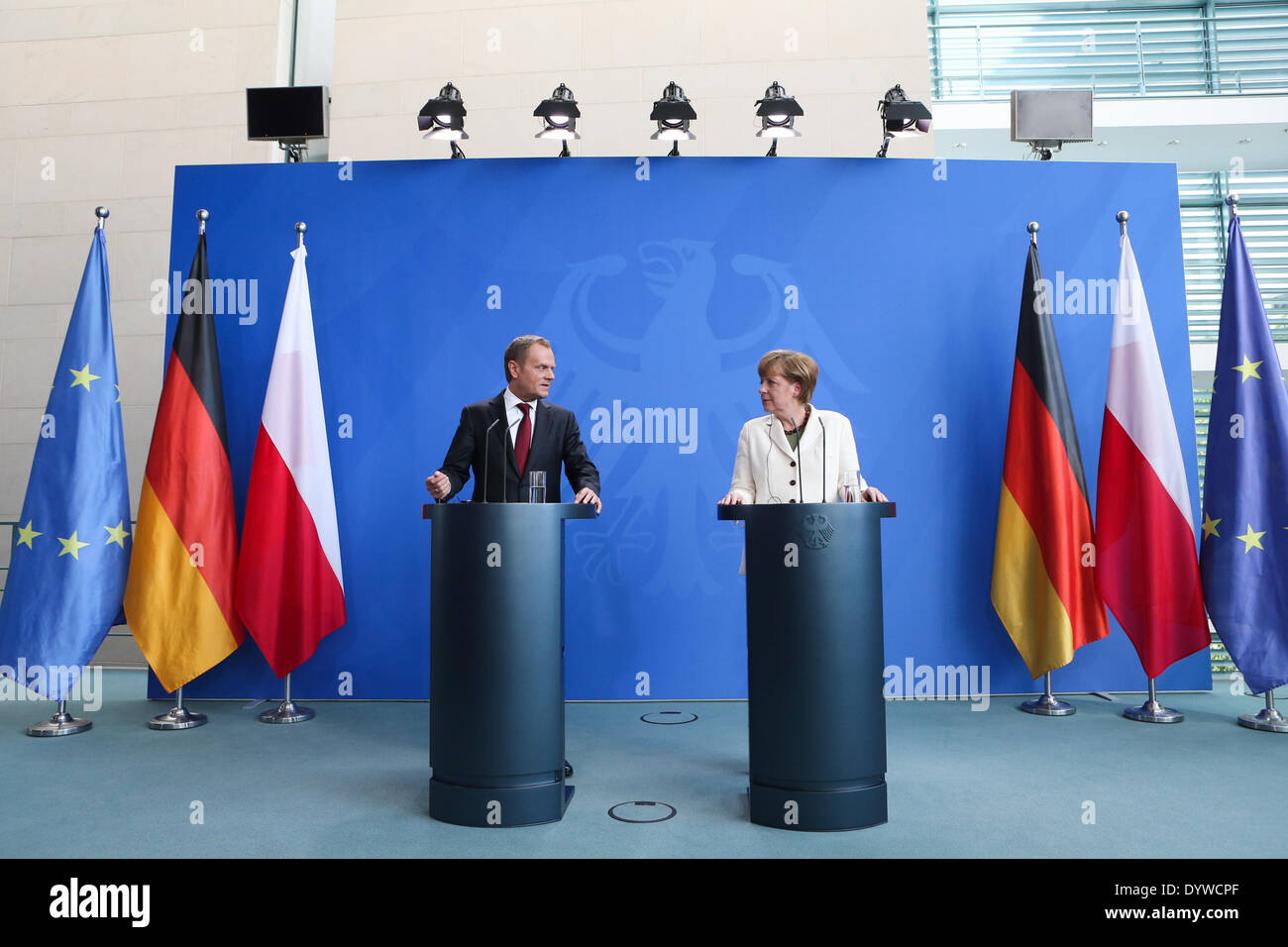 Berlin, Allemagne. Apr 25, 2014. La chancelière allemande Angela Merkel (R) et la visite du Premier ministre polonais Donald Tusk, assister à une conférence de presse à la chancellerie à Berlin, Allemagne, le 25 avril 2014. Credit : Zhang Fan/Xinhua/Alamy Live News Banque D'Images