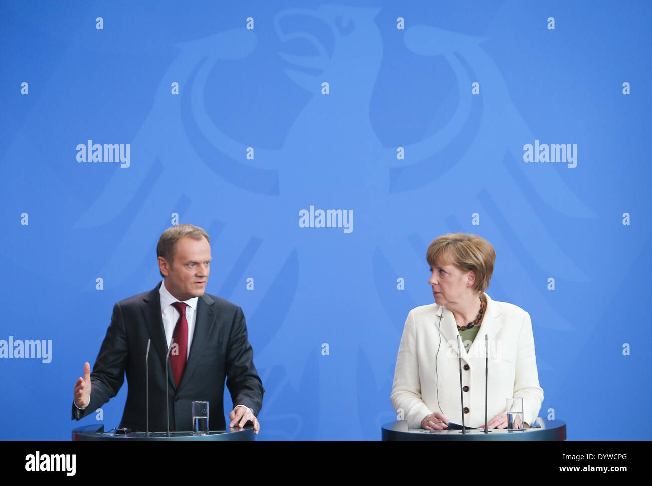 Berlin, Allemagne. Apr 25, 2014. La chancelière allemande Angela Merkel (R) et la visite du Premier ministre polonais Donald Tusk, assister à une conférence de presse à la chancellerie à Berlin, Allemagne, le 25 avril 2014. Credit : Zhang Fan/Xinhua/Alamy Live News Banque D'Images