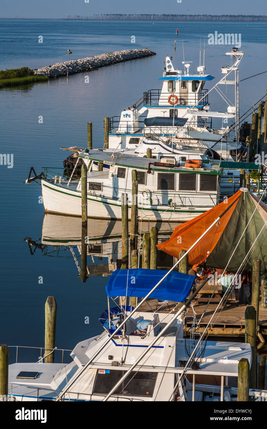 Bateaux de pêche commerciale et privée n'est placé sur l'entrée du port à Ocean Springs, Mississippi Banque D'Images