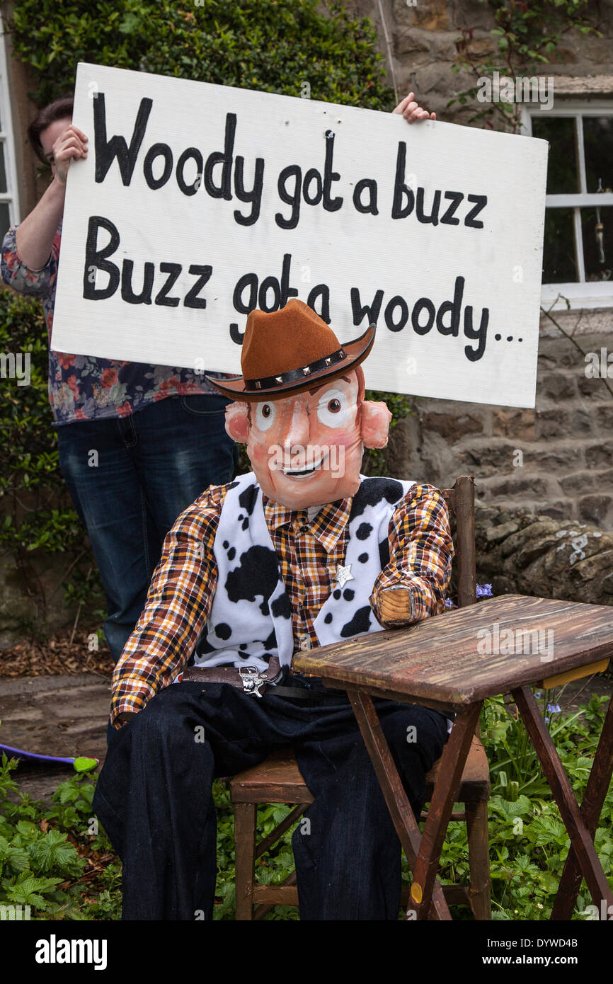 Wray, Lancaster, UK 25 avril, 2014. "Woody a un bourdonnement, ce slogan à la rude Wray Scarecrow Festival qui s'ouvre le samedi 26 avril, 2014 pour une série d'événements dont 10 km de course, l'Épouvantail, défilé et fête foraine. Le Festival de l'Épouvantail, fondé en 1995, a lieu chaque année, avec un thème différent dans la semaine qui précède le jour de mai quand il y a une foire. Au cours de la semaine il y a des rafraîchissements servis tous les jours dans la salle des fêtes et un défilé des géants. Les villageois mis en place 'Hero's & Villains' épouvantails à l'extérieur de la maison cette année. Credit : Mar Photographics/Alamy Live News Banque D'Images