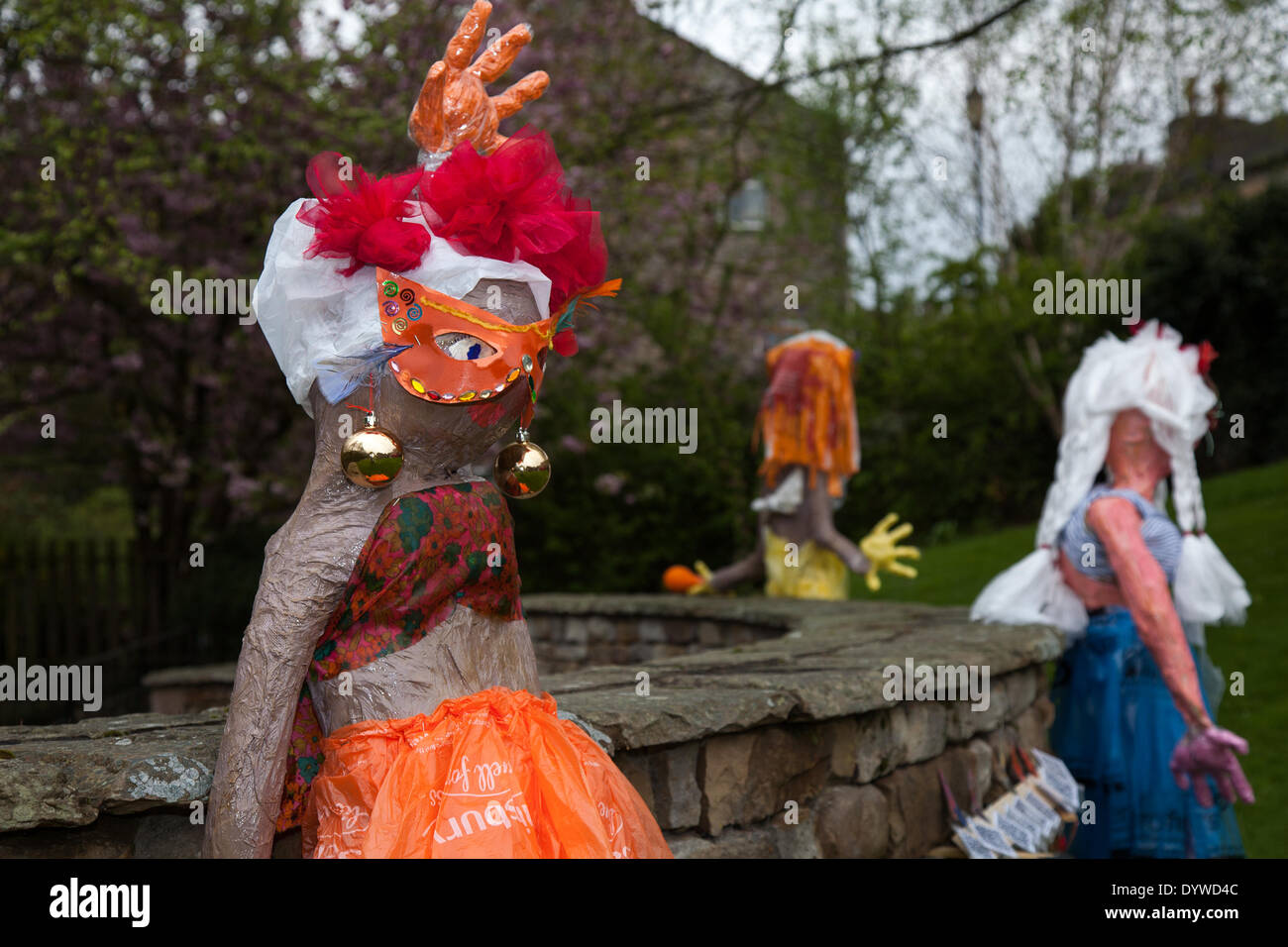 Wray, Lancaster, UK 25 avril, 2014. Le Festival de l'Épouvantail Wray qui ouvre le samedi 26 avril, 2014 pour une série d'événements dont 10 km de course, l'Épouvantail, défilé et fête foraine. Le Festival de l'Épouvantail, fondé en 1995, a lieu chaque année durant la semaine qui précède le jour de mai quand il y a une foire. Au cours de la semaine il y a des rafraîchissements servis tous les jours dans la salle des fêtes et un défilé des géants. Beaucoup de villageois avaient mis en place des épouvantails à l'extérieur de la maison. Credit : Mar Photographics/Alamy Live News Banque D'Images