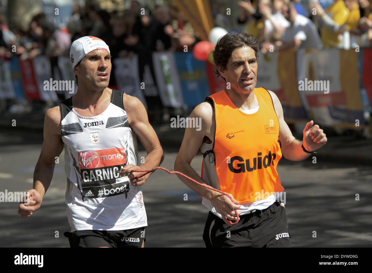 Athlète handicapée avec un guide au Marathon de Londres Banque D'Images