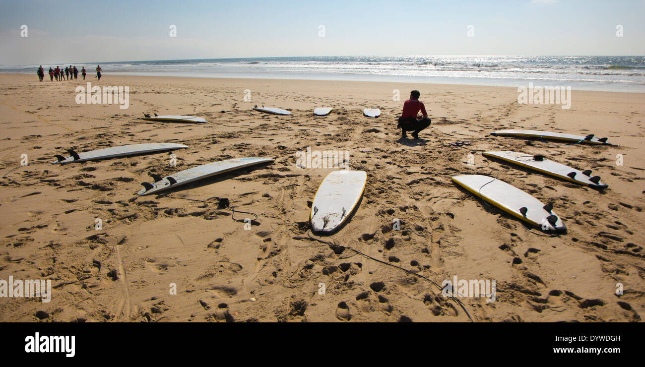 La préparation de surfeur sur une plage près de Costa Nova, Portugal Banque D'Images