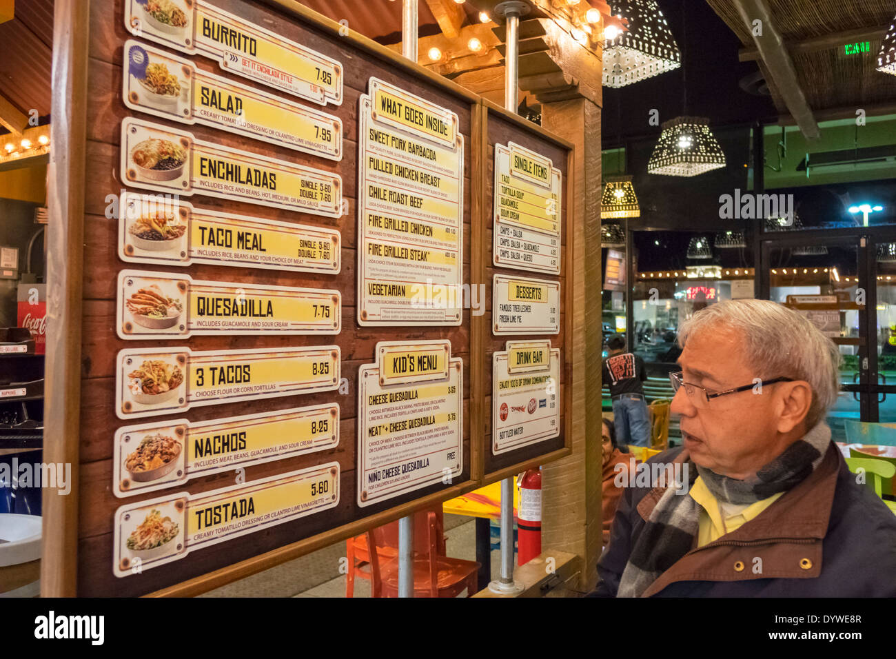 Los Angeles California, Cafe Rio Mexican Grill, restaurant restaurants restauration café cafés, chaîne, cuisine mexicaine, dîner, menu, homme hispanique hommes hommes, po Banque D'Images