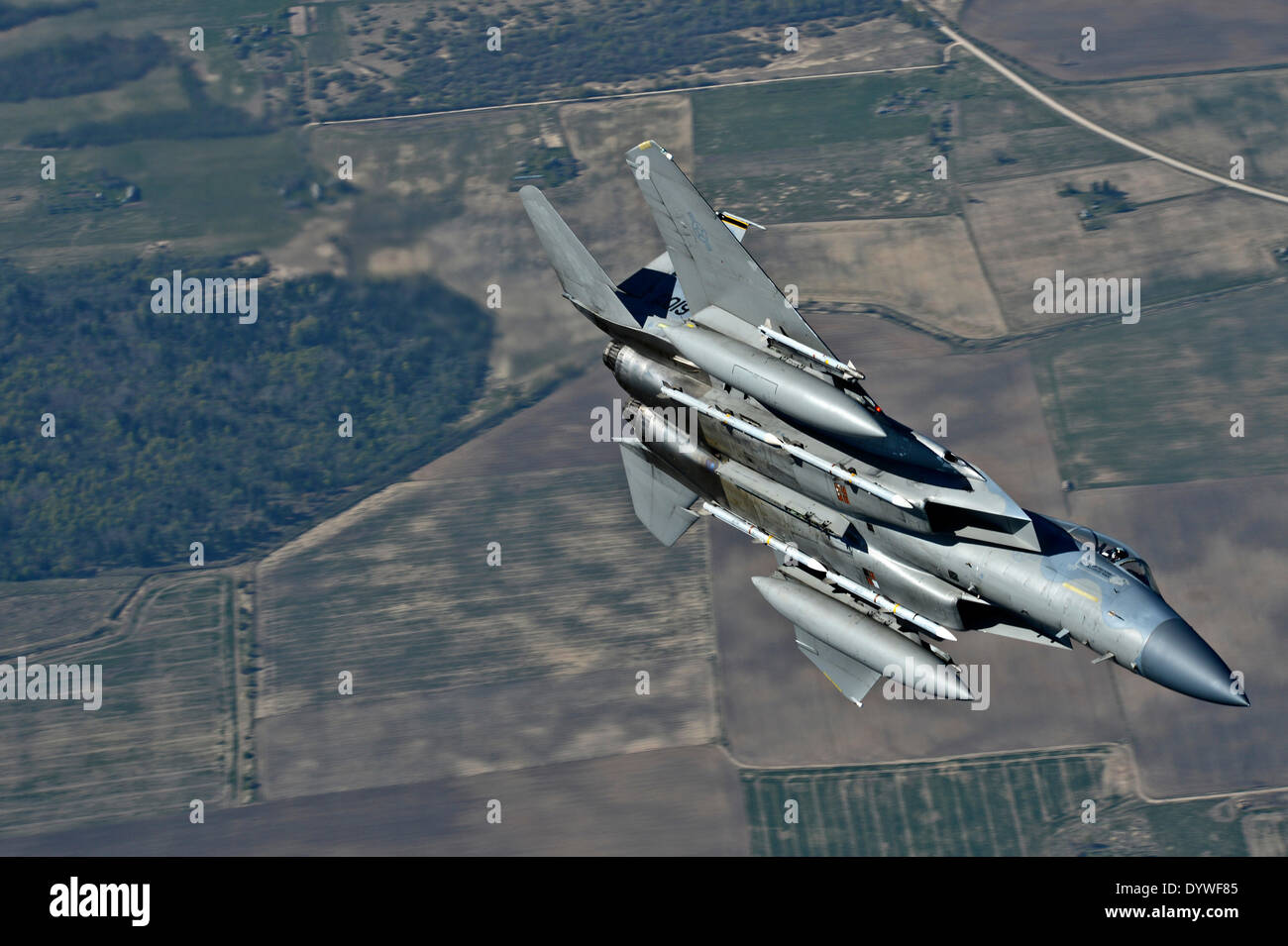 US Air Force d'avions de chasse F-15 Eagle avec le Corps expéditionnaire 493rd Fighter Squadron lors d'une mission de formation avec l'armée de l'air lituanienne, le 24 avril 2014 sur la Lituanie . Le 48e groupe expéditionnaire aérienne mène la mission de police de l'air Baltique ici depuis janvier et sera remise à la mission de l'armée de l'air polonaise au début de mai. Banque D'Images