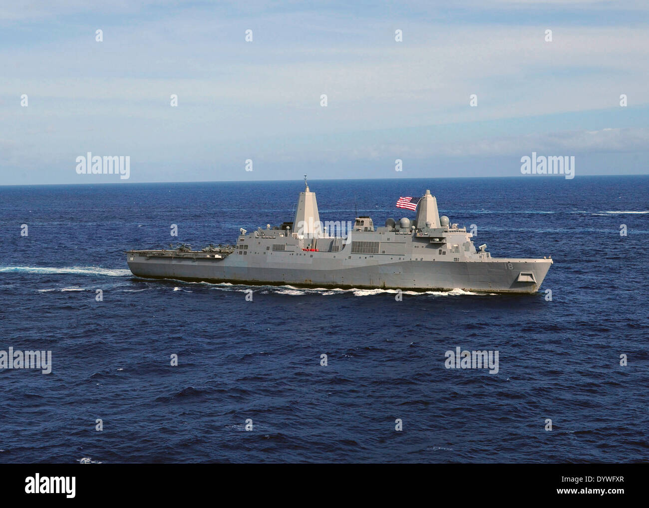 Transport amphibie de l'US Navy, le USS New Orleans dock sur le chemin du retour à son port d'attache de San Diego d'un déploiement de 8 mois à l'ouest du Pacifique le 18 avril 2014 dans l'océan Pacifique. Banque D'Images