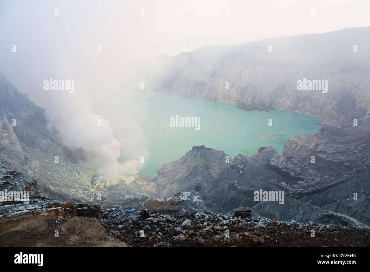 Mine de soufre et l'acide turquoise, le lac du cratère Kawah Ijen, Banyuwangi Regency, l'Est de Java, Indonésie Banque D'Images