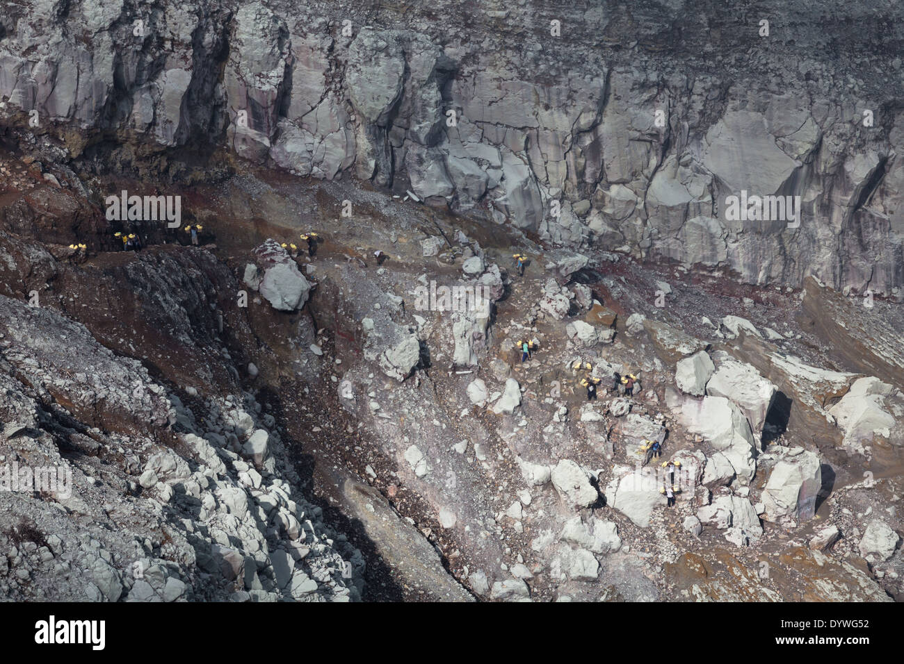 Les hommes portant des paniers chargés de blocs de soufre, Kawah Ijen, Banyuwangi Regency, l'Est de Java, Indonésie Banque D'Images