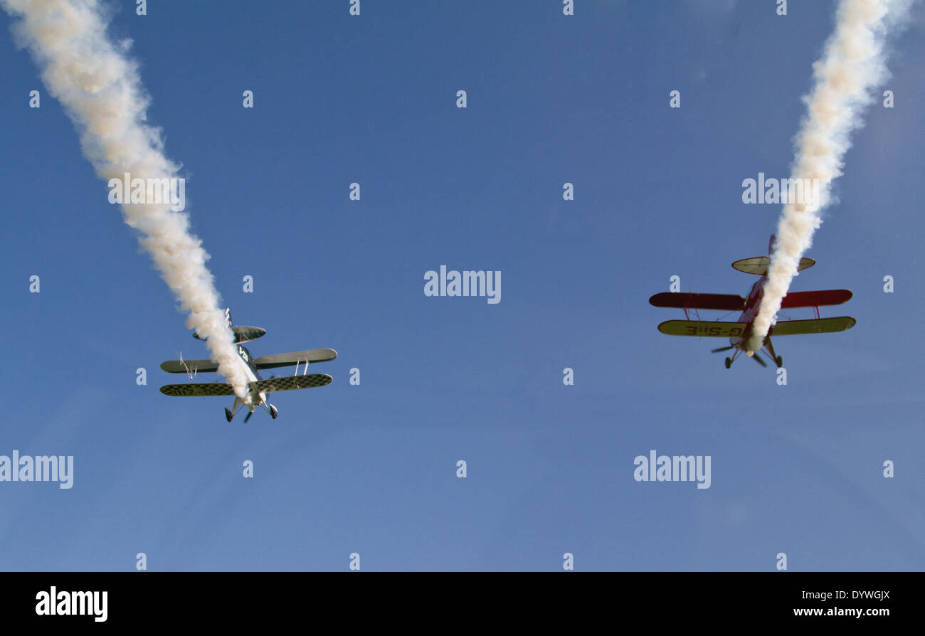 Affichage de l'équipe de voltige des WildCats ancien aérodrome Buckingham passent au-dessus d'une fumée sur Banque D'Images