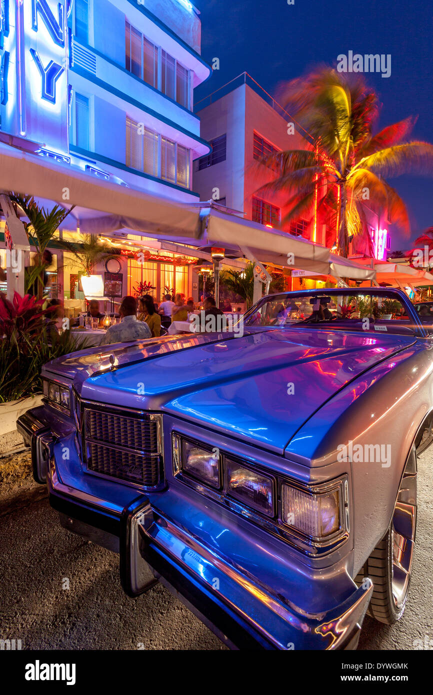 Voiture américaine classique et immeubles Art déco, South Beach, Miami, Floride, USA Banque D'Images