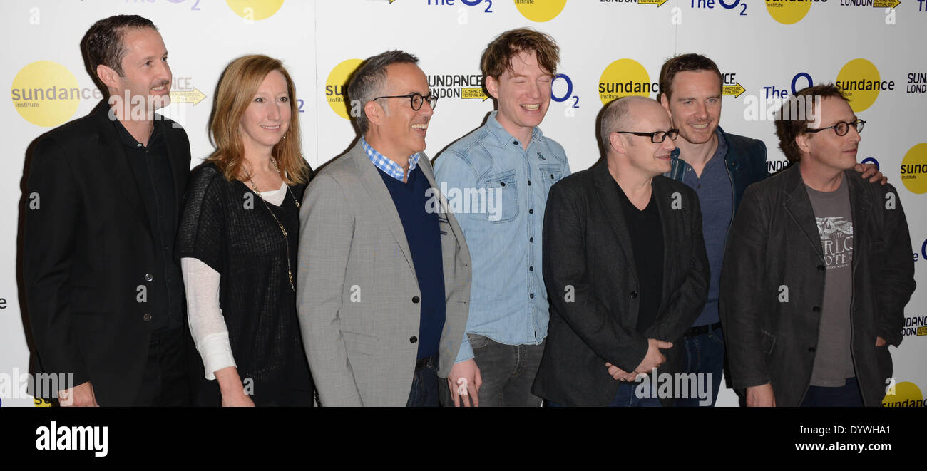 Londres, ANGLETERRE - 25 avril : (L-R) Directeur de la programmation pour le Festival du Film de Sundance Trevor Groth, directeur exécutif de l'Institut Sundance Keri Putnam, directeur du Festival du Film de Sundance Festival John Cooper, l'acteur Donald Mormaer Gleeson, directeur Lenny Abrahamson, l'acteur Michael Fassbender et le scénariste Jon Ronson assister à la 'frank' le dépistage au cours de la danse et de la musique de film de Londres 2014 au 02 Arena le 25 avril 2014 à Londres, en Angleterre. (Photo de voir Li) Banque D'Images