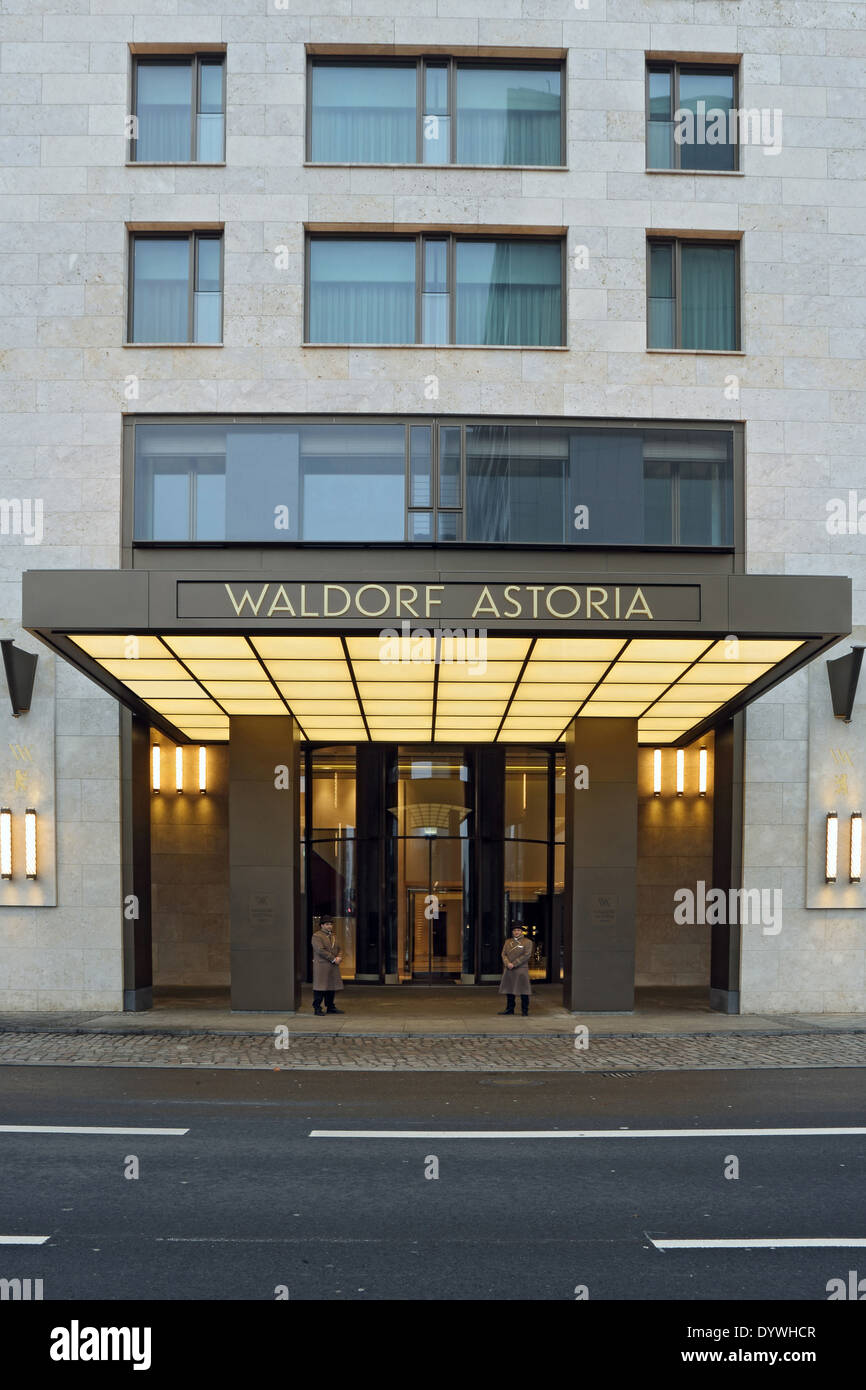 Berlin, Allemagne, l'entrée de l'hôtel Waldorf Astoria Banque D'Images