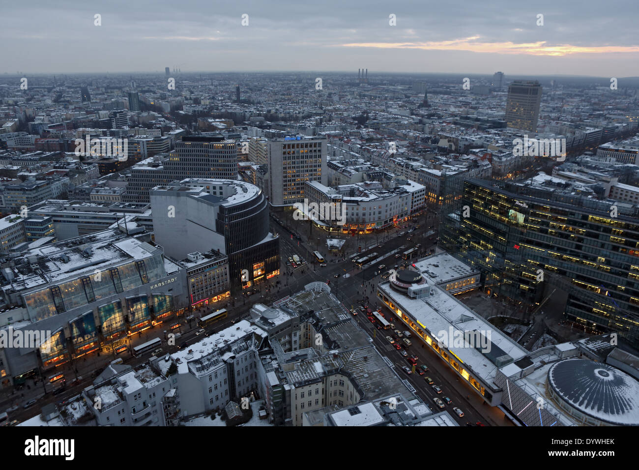 Berlin, Allemagne, donnant sur le Kurfürstendamm et Joachimstalerstrasse au crépuscule Banque D'Images