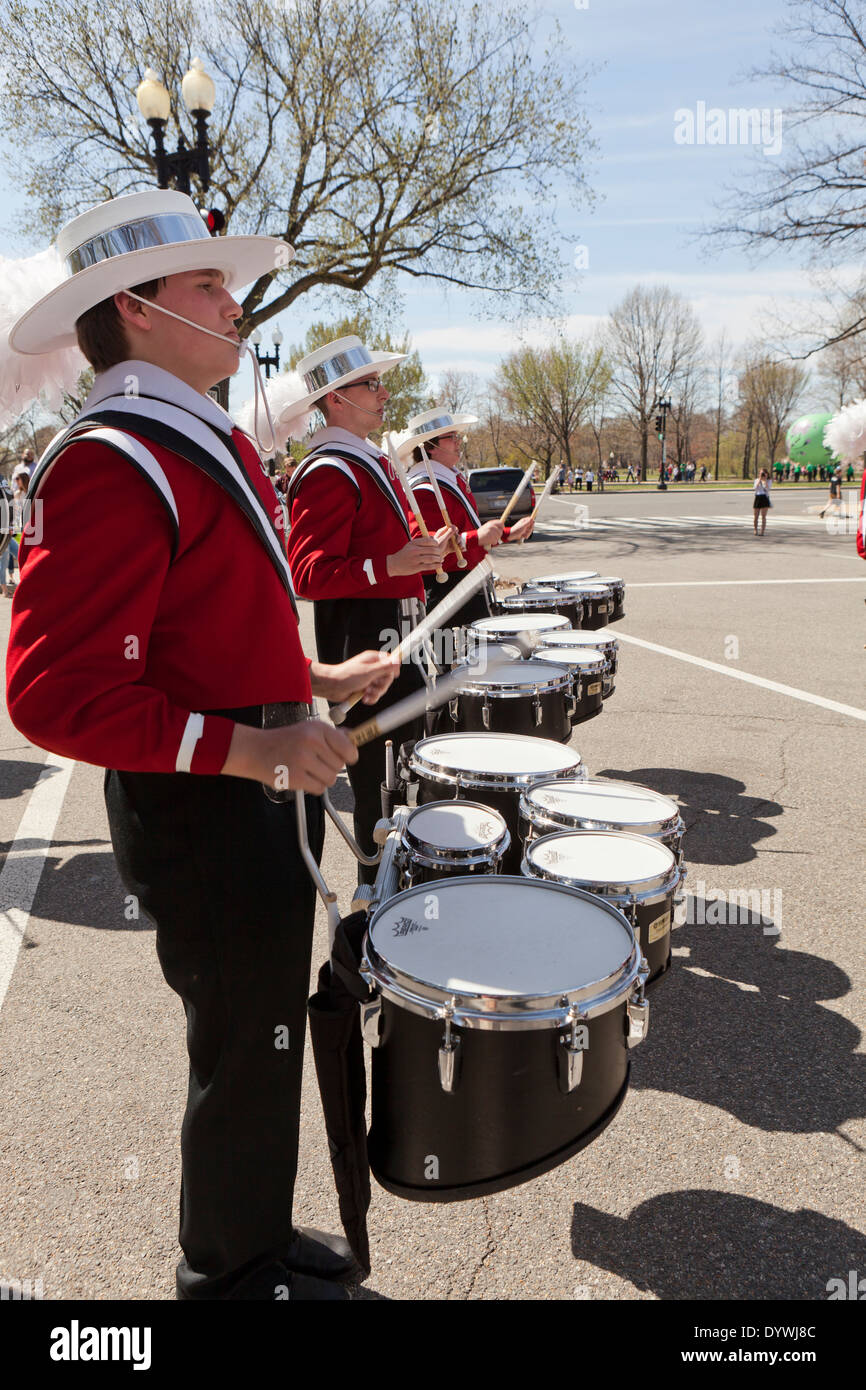 High school band Marching Drums dans la section parade (caisse claire, tambour ténor) - USA Banque D'Images