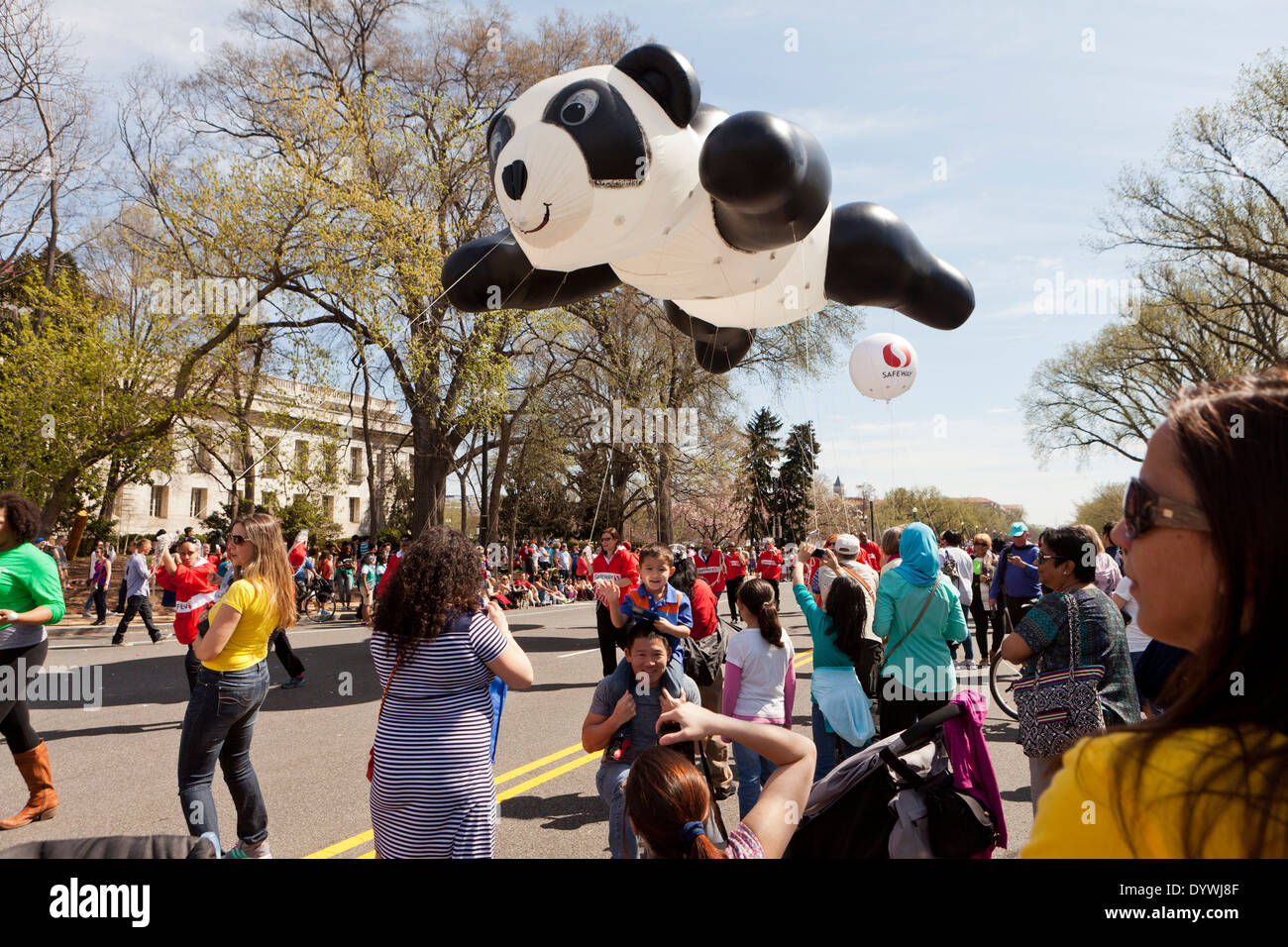 Ballon ours panda flotter à la Cherry Blossom Festival - Washington, DC Banque D'Images