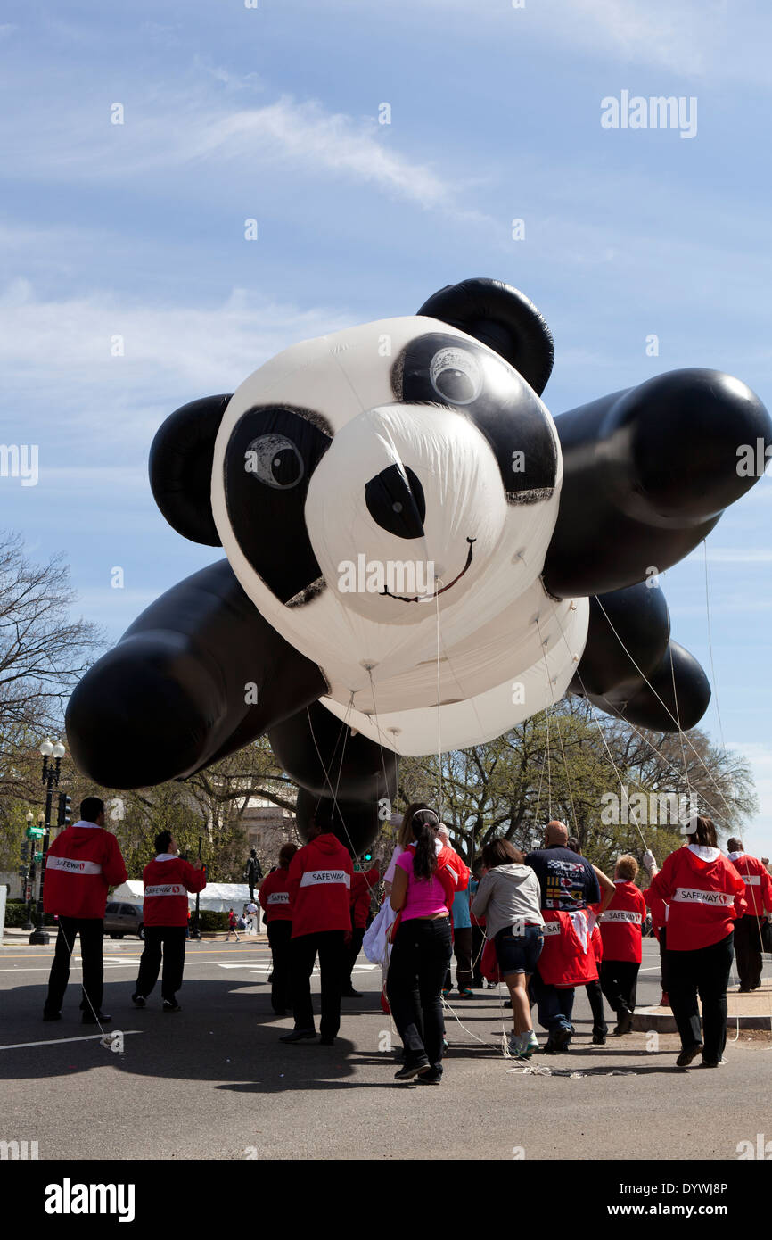 Ballon ours panda flotter à la Cherry Blossom Festival - Washington, DC Banque D'Images