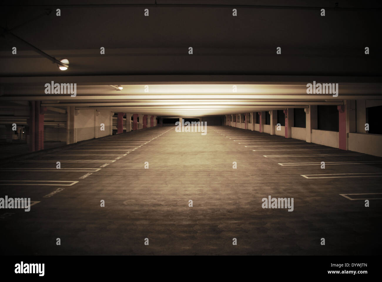 Parking vide garage la nuit Banque D'Images
