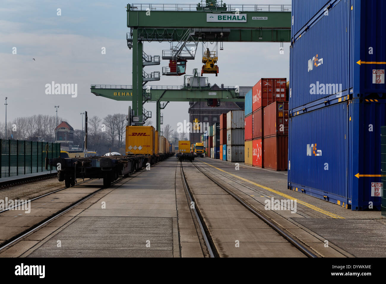 Berlin, Allemagne, portiques et des rails pour le terminal à conteneurs du port de l'Ouest Banque D'Images