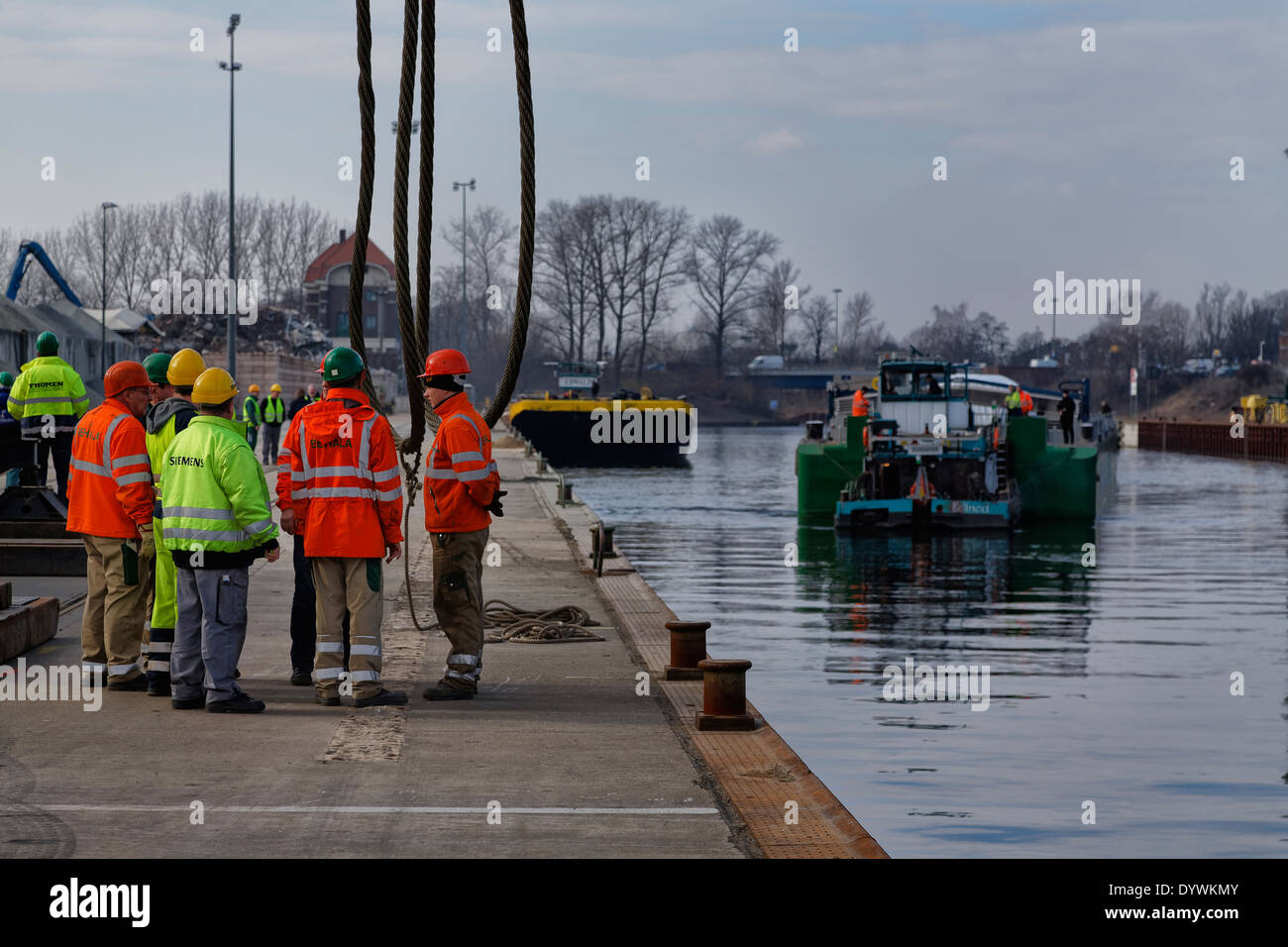 Berlin, Allemagne, les travailleurs portuaires à Berlin West Harbour en attente de l'BEHALA - Schwergutshuttle Banque D'Images