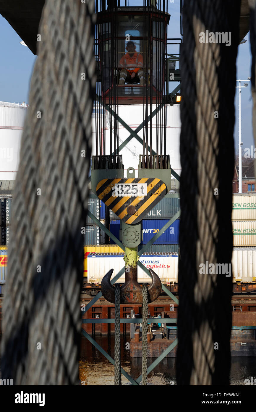 Berlin, Allemagne, opérateur de grue sur le terminal à conteneurs du port de l'Ouest Banque D'Images