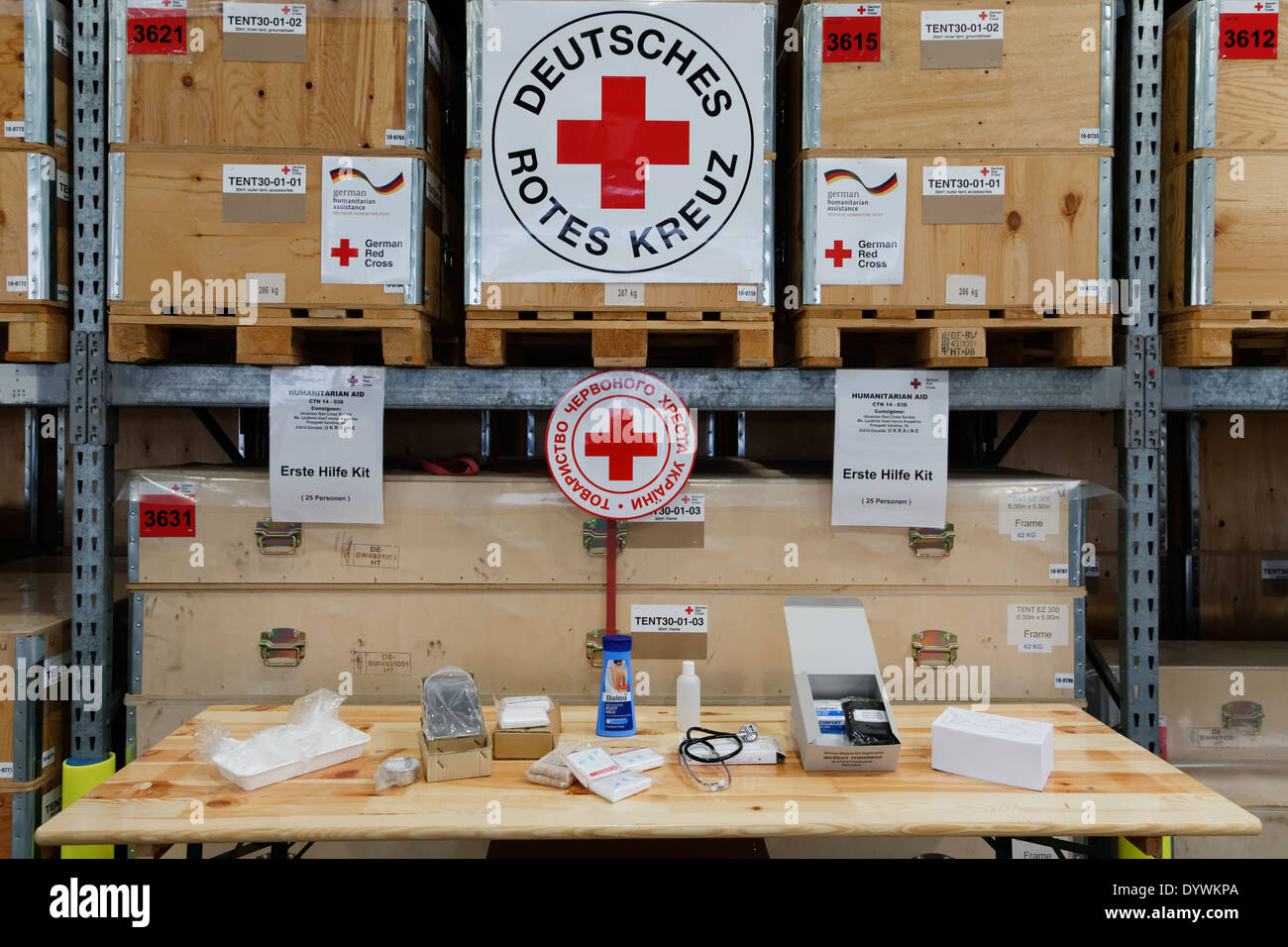 Schönefeld, Allemagne, Ukraine vol de secours de la Croix-Rouge Banque D'Images
