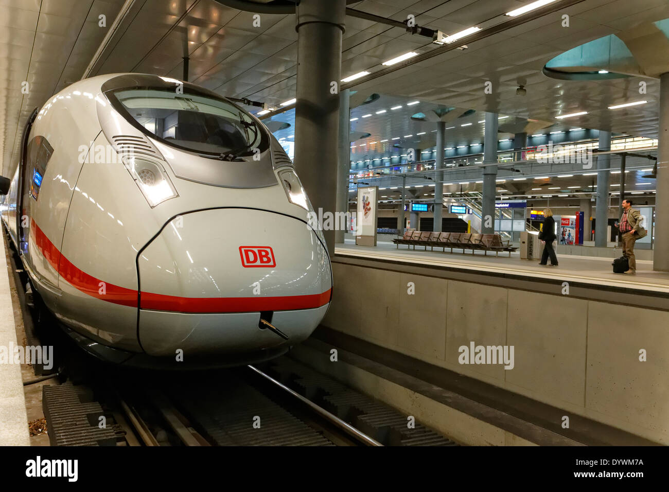 Berlin, Allemagne, LA GLACE 3 rame sur la voie 2 dans le sous-sol de Berlin Hauptbahnhof Banque D'Images