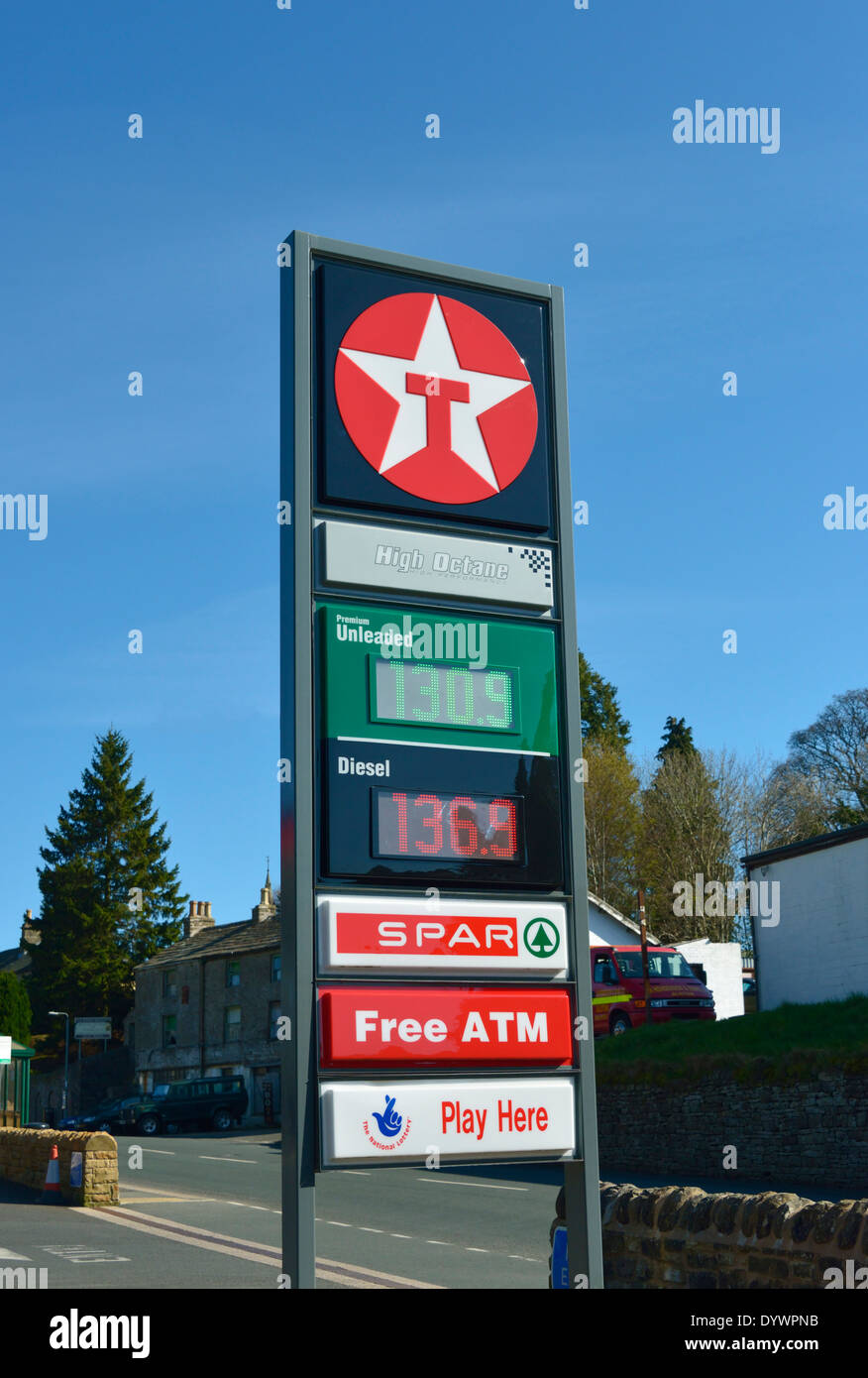 Station Texaco signe. Station Road, Alston, Cumbria, Angleterre, Royaume-Uni, Europe. Banque D'Images