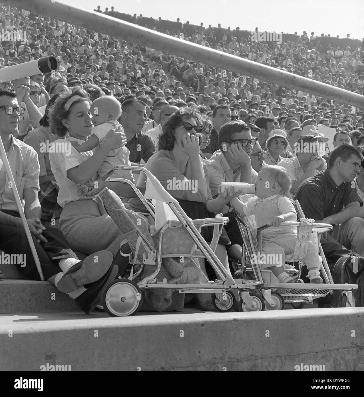 Foule (avec les mères et les bébés) lors d'un rassemblement politique pour le sénateur Barry Goldwater, San Diego, Californie, États-Unis au début des années 1960 Banque D'Images