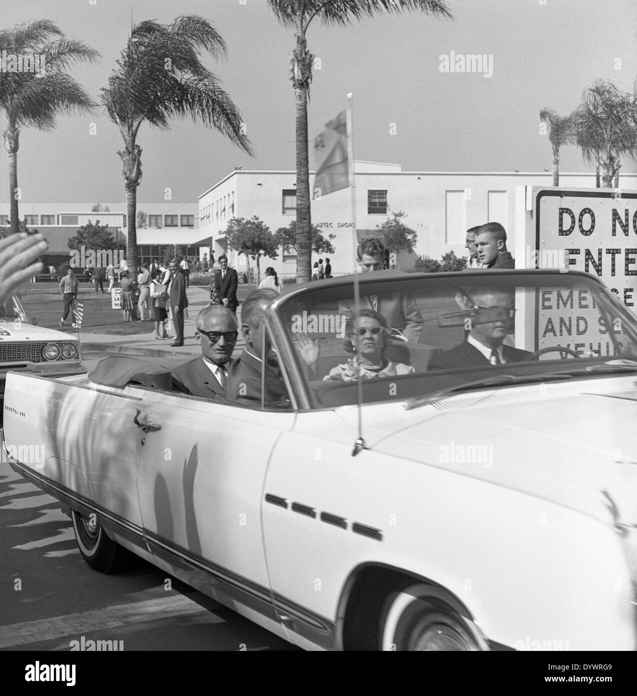 Le sénateur Barry Goldwater et son épouse arrivent à un rassemblement politique à San Diego, Californie, États-Unis au début des années 1960 Banque D'Images