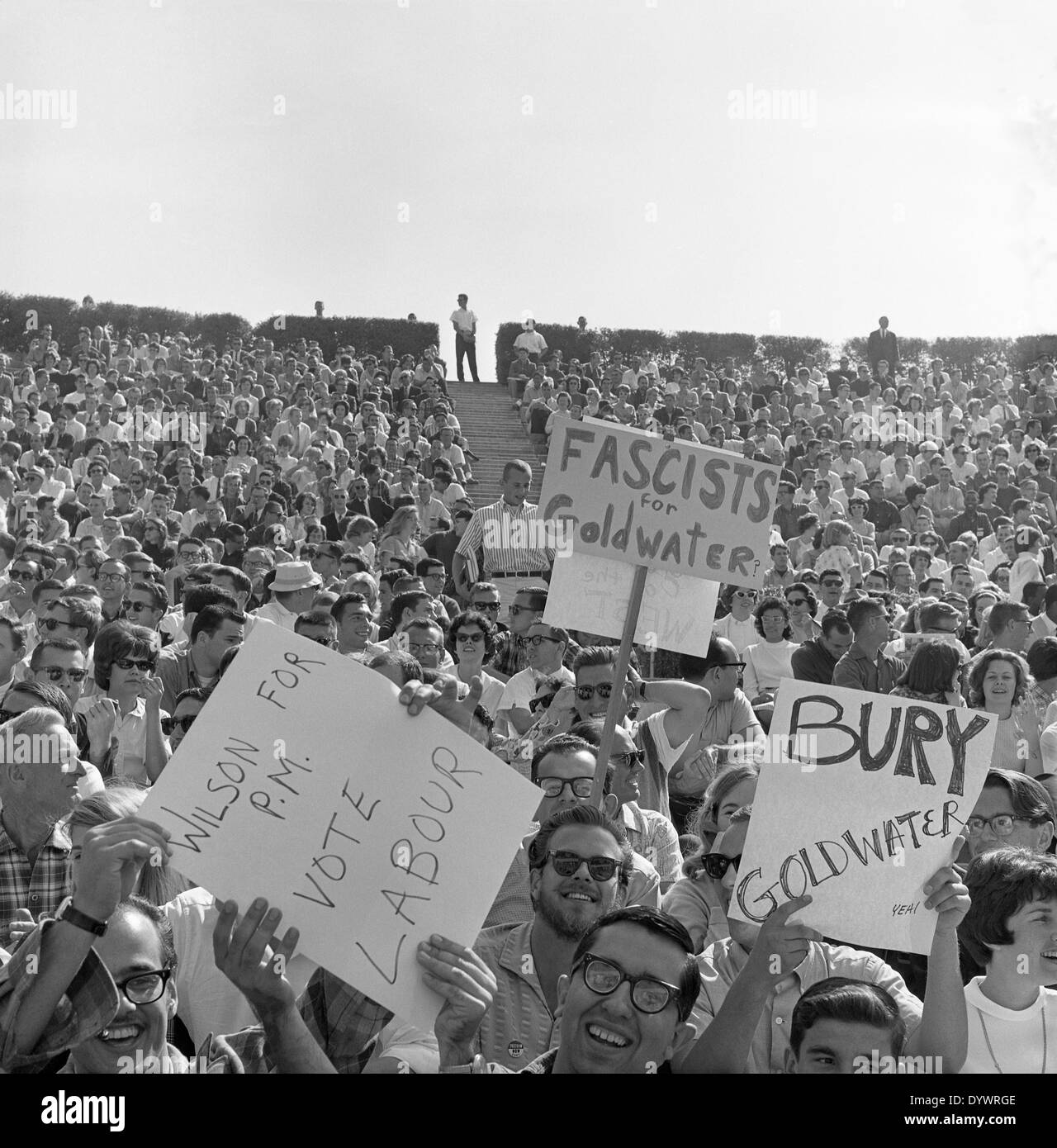 Foule lors d'un rassemblement politique pour le sénateur Barry Goldwater à San Diego, Californie, États-Unis, au début des années 1960 Banque D'Images