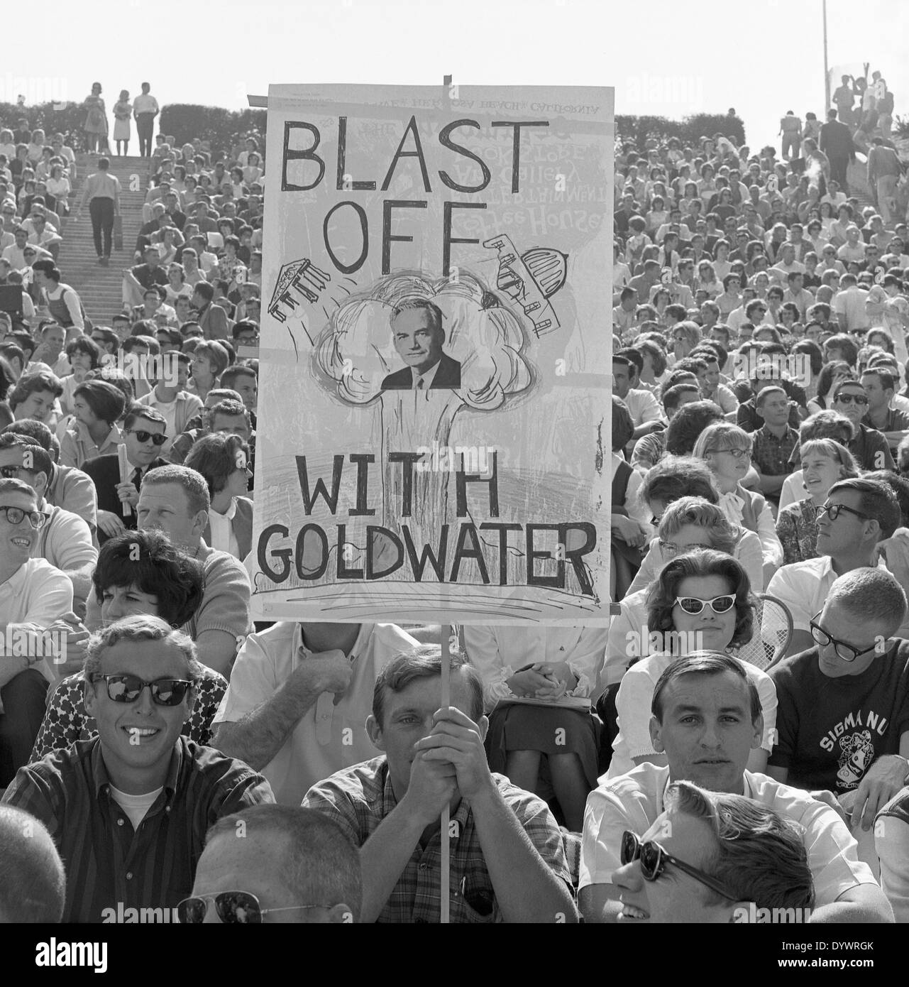Foule lors d'un rassemblement politique pour le sénateur Barry Goldwater à San Diego, Californie, États-Unis, au début des années 1960 Banque D'Images