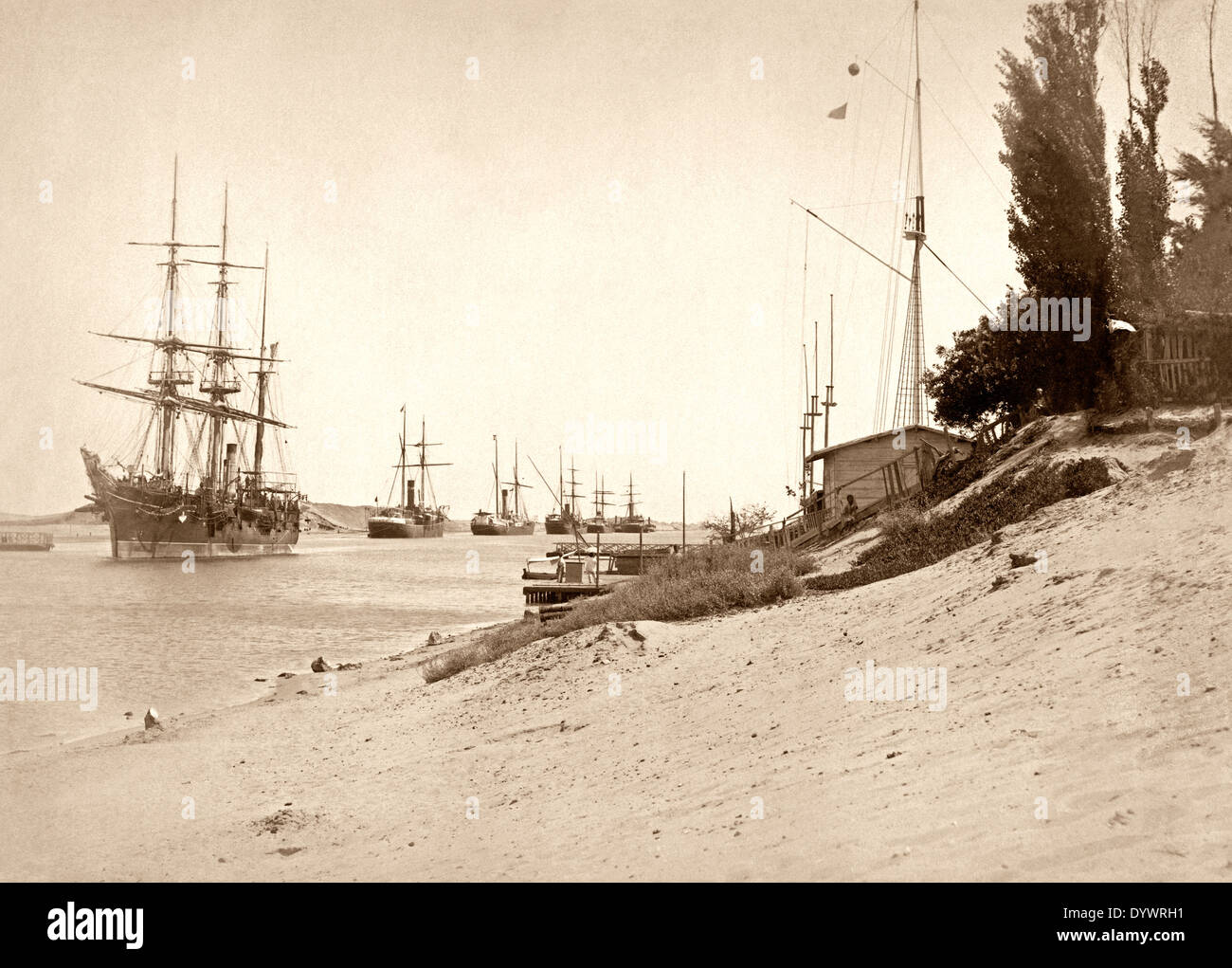 Un navire passant le pas de la station de signalisation 84, Kantara, le canal de Suez, Egypte, ch. 1880. Les autres bateaux sont amarrés sur la banque loin Banque D'Images