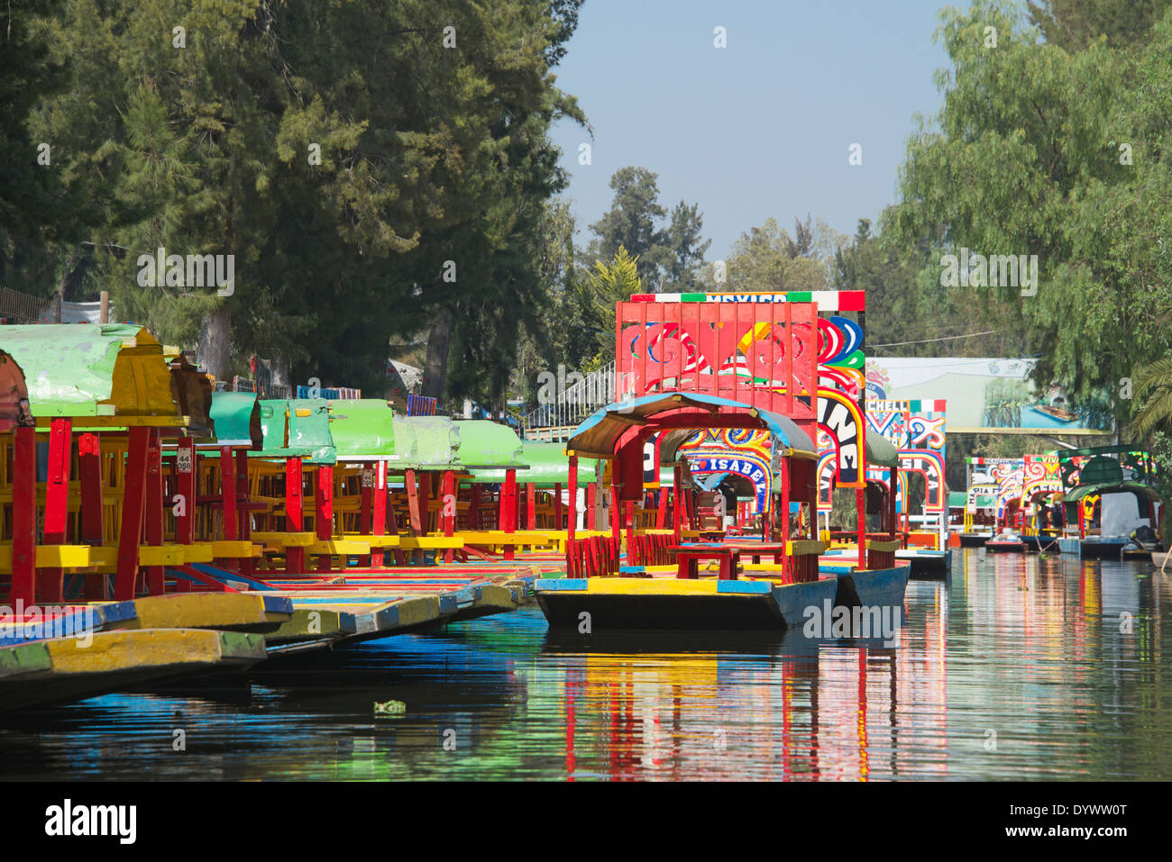 Xochimilco bateaux vides colorés Mexico Mexique Banque D'Images Xochimilco bateaux vides colorés Mexico Mexique Banque D'Images
