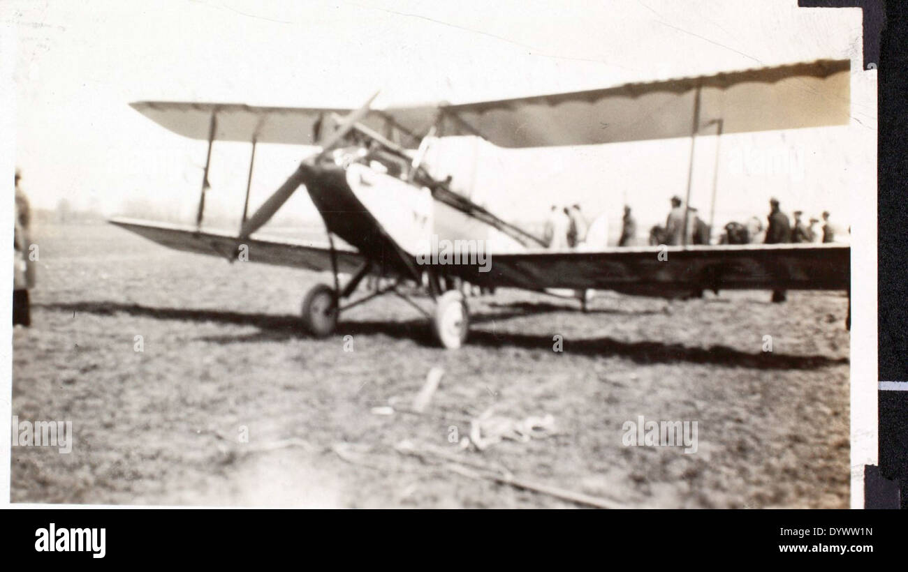 Cette image de l'album de Charles Rector met en scène un barstomer de l'aviation, un moment clé dans l'histoire des premières démonstrations aériennes américaines. Charles Rector était connu pour sa participation au barnstorming, une tendance de l'aviation populaire dans les années 1920 Banque D'Images