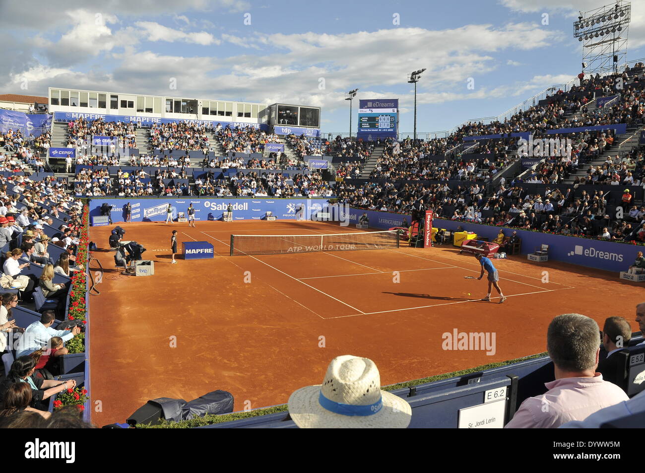 Barcelone, Espagne. Apr 25, 2014. Rafael Nadal contre Nicolas Almagro vue générale lors de la cinquième journée de l'ATP World Tour 500 sur l'ATP World Tour 2014, quarts de finale Open de Barcelone Banc Sabadell au Real Club de Tennis de Barcelone. Credit : fototext/Alamy Live News Banque D'Images