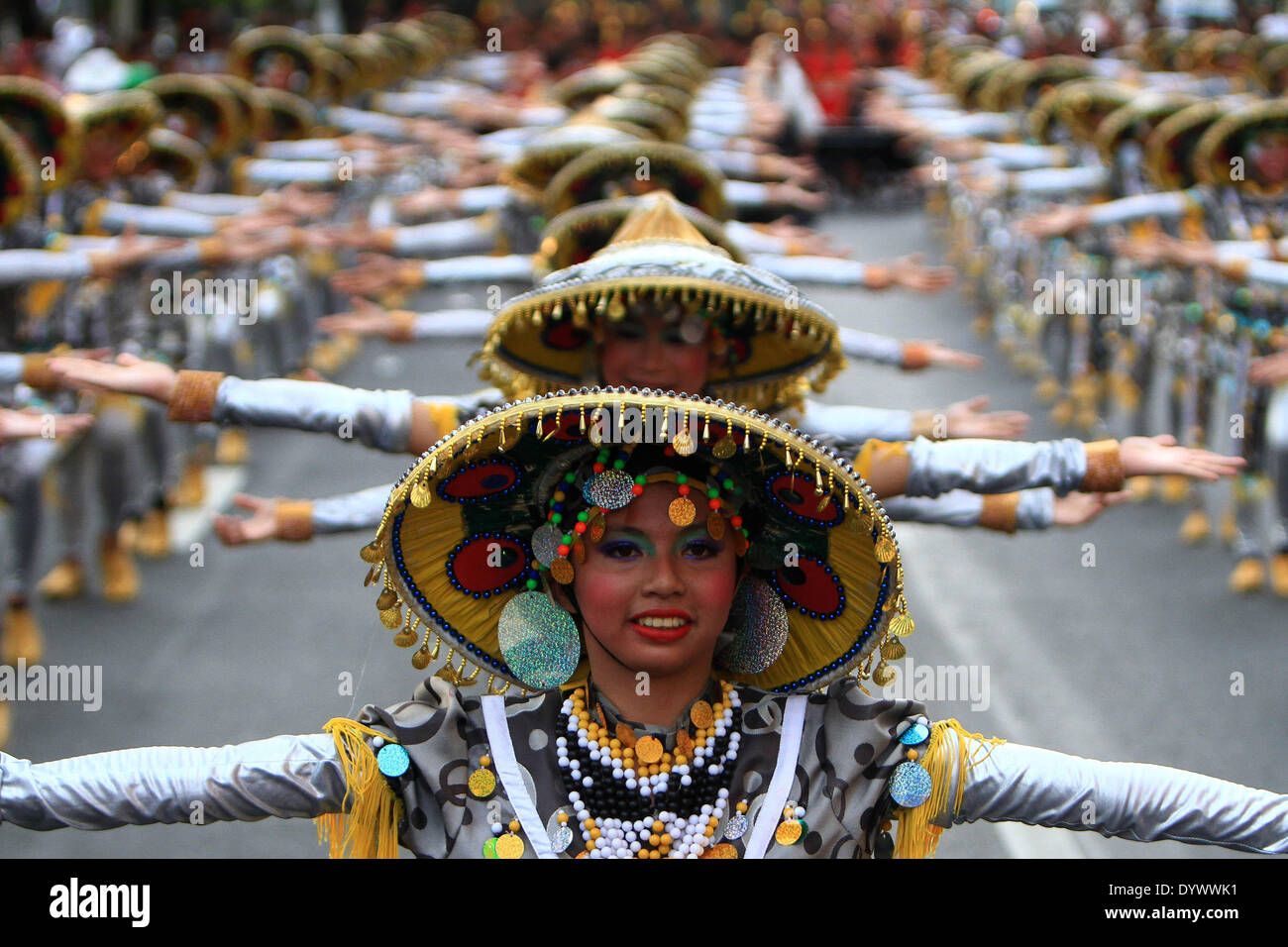 Manille, Philippines. Apr 26, 2014. Danseurs exécuter pendant l'Aliwan Fiesta, un événement annuel culturel, à Manille, Philippines, le 26 avril 2014. Credit : Rouelle Umali/Xinhua/Alamy Live News Banque D'Images