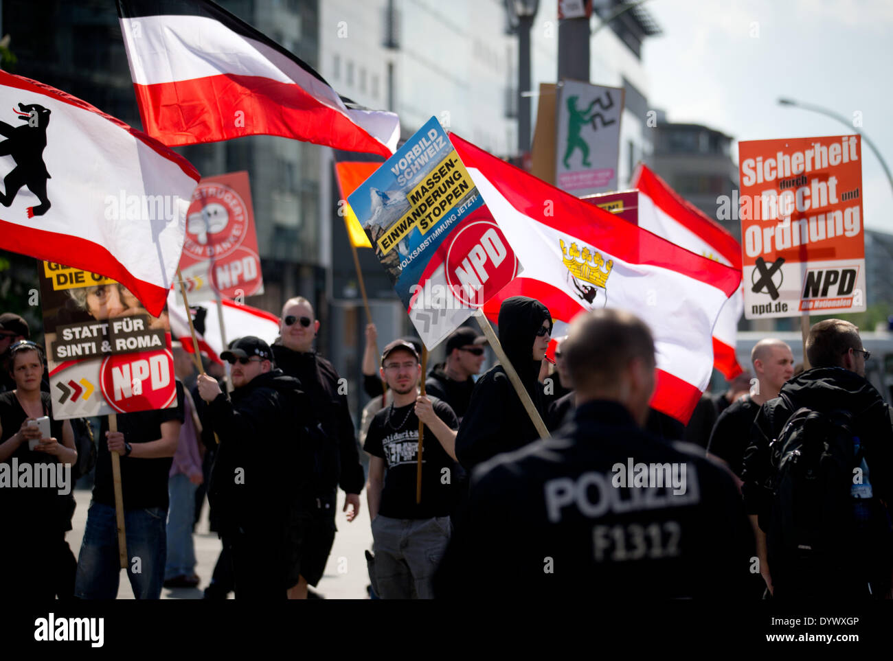 Berlin, Allemagne. Apr 26, 2014. Les membres de l'extrême droite Parti National Démocrate d'Allemagne (NPD) rallye avec drapeaux et signes lire "sécurité, la loi et l'ordre' et 'Stop' de l'immigration de masse à Berlin, Allemagne, 26 avril 2014. Plusieurs centaines de contre-manifestants protester contre le NPD marche à travers le quartier de Kreuzberg, qui est connue pour sa culture alternative. Photo : KAY NIETFELD/dpa/Alamy Live News Banque D'Images