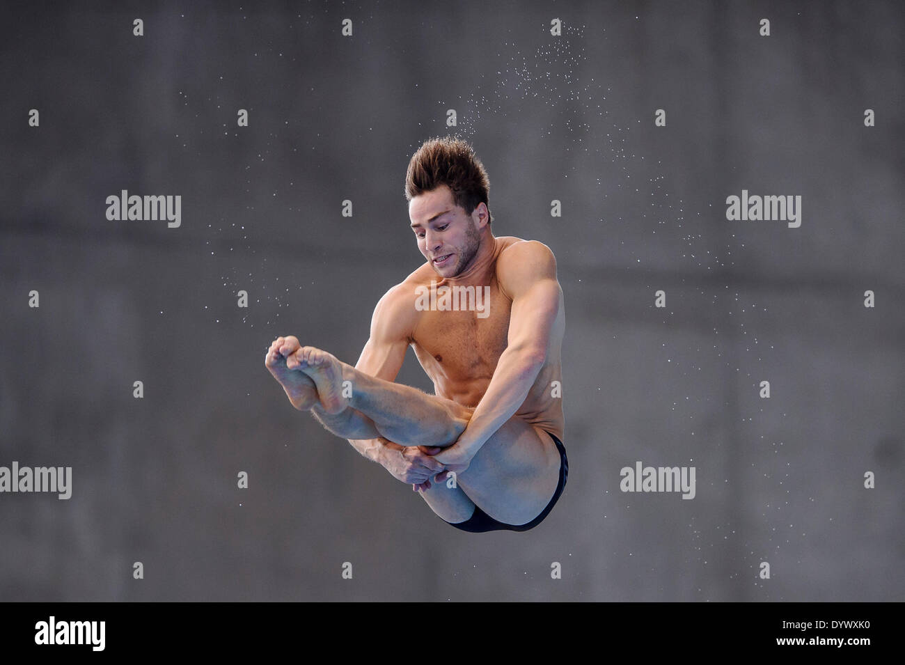 Londres, Royaume-Uni. Apr 26, 2014. Constantin Blaha de l'Autriche (AUT) plongées dans la mens Tremplin 3m au cours de la deuxième journée de la FINA/NVC Diving World Series 2014 au London Centre aquatique. Credit : Action Plus Sport/Alamy Live News Banque D'Images