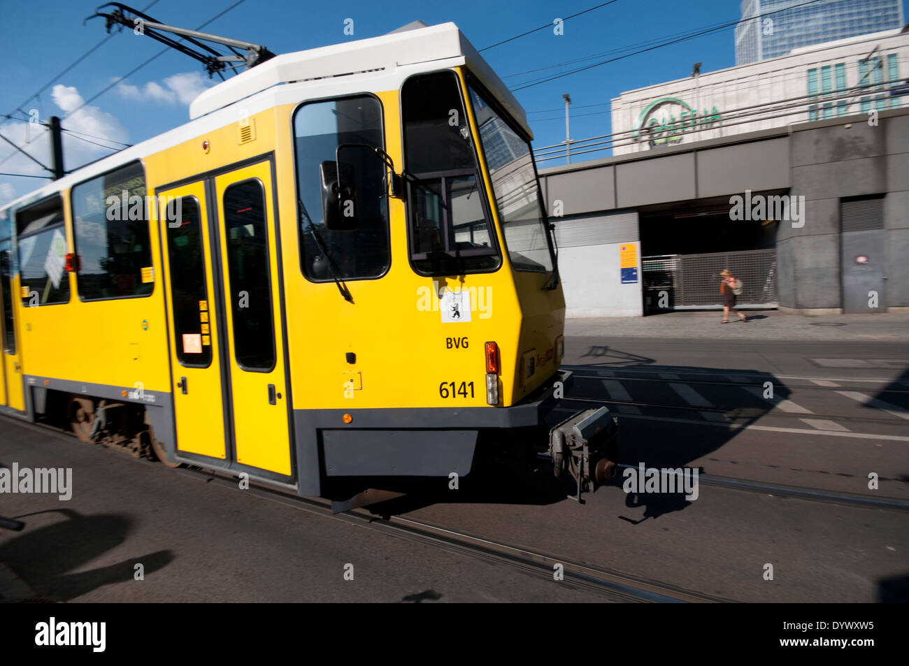 Allemagne, Berlin, Berlin BVG tramway jaune Banque D'Images