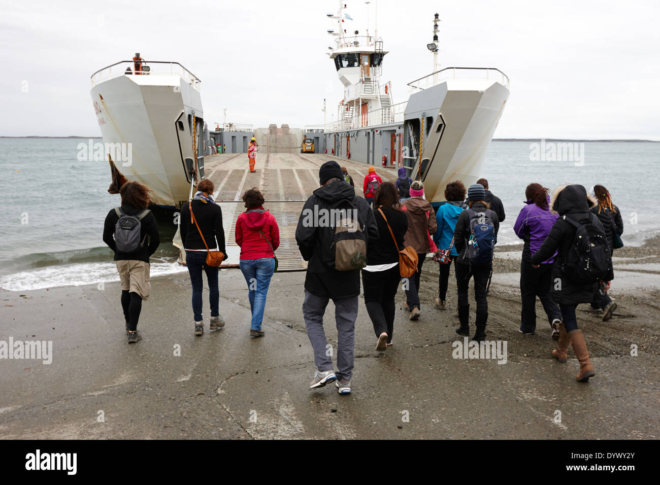 Les passagers d'fueguino ferry Punta Delgada et le primera angostura son dans le détroit de Magellan au Chili Banque D'Images