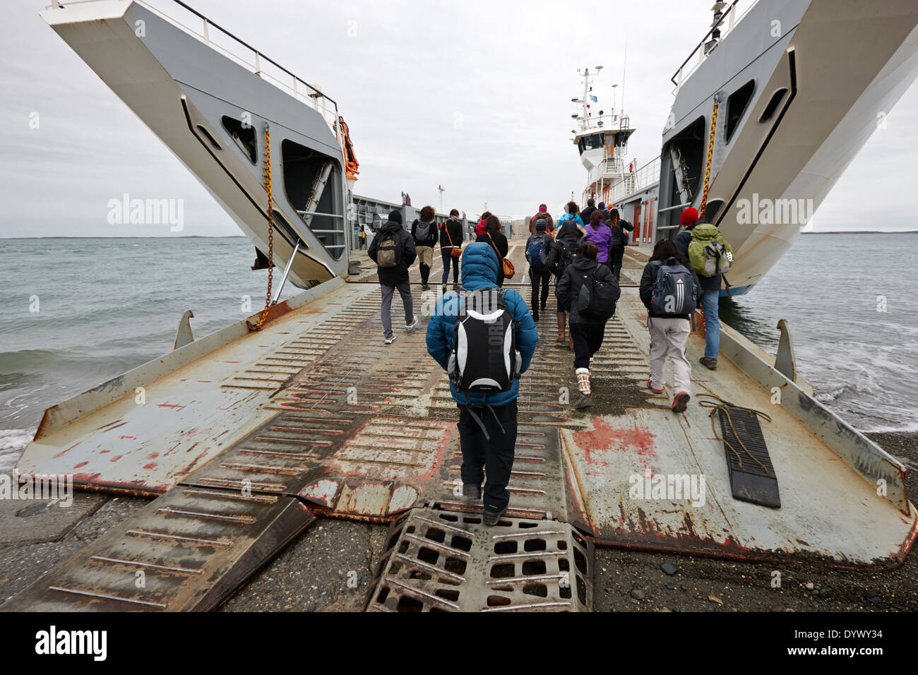 Les passagers d'fueguino ferry Punta Delgada et le primera angostura son dans le détroit de Magellan au Chili Banque D'Images